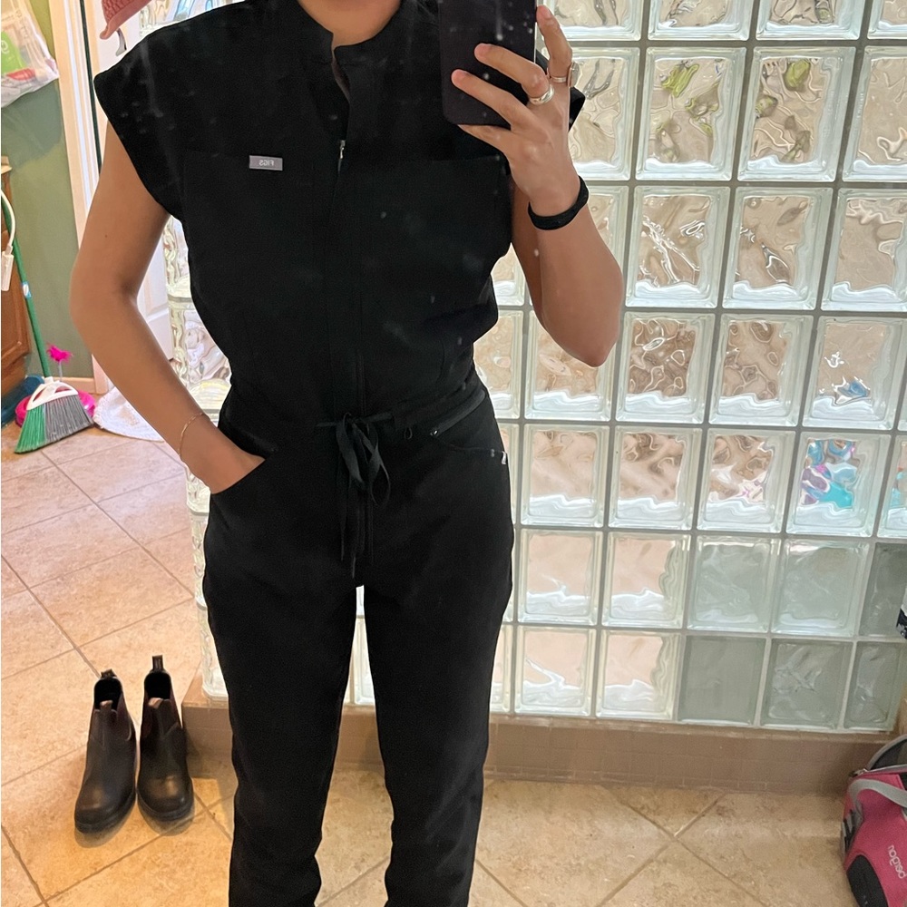 Figs Rafaela cargo scrub jumpsuit - Picture 4 of 5